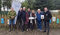 v.l.n.r. Bodo Meyer und Karsten Hessler (NABU Krefeld/Viersen), Guido Gahlings (Förderverein Naturschutzhof), Alina Martin und Wiebke Esmann (Naturschutzhof-Team), Heinz Tüffers (Naturschutzhof-Gründer) und Christian Küsters (Bürgermeister Nettetal) bei der Feier der Zertifizierung 