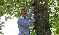 Fledermausexperte Dr. Steffen Fischer bei der Montage der Kästen. Foto: NABU Willich