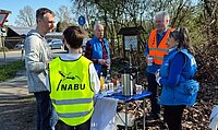 Aktive sammeln Müll bei der Aktion "Willi Wisch". Foto: NABU Willich