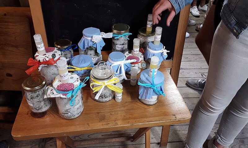 Selbstgemachte Kräuterkosmetik. Foto: NABU Willich