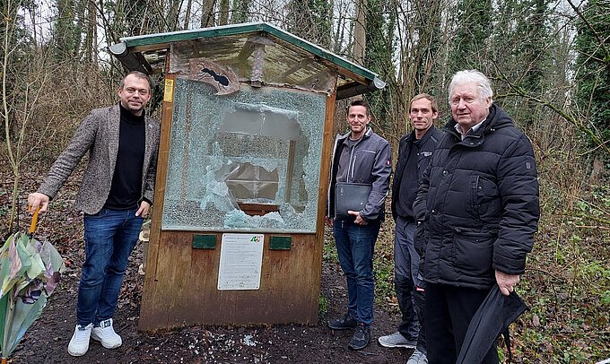 Unser Bürgermeister Christian Pakusch hat sich das Formicarium vor Ort mit den Handwerkern angesehen. Foto: NABU Willich